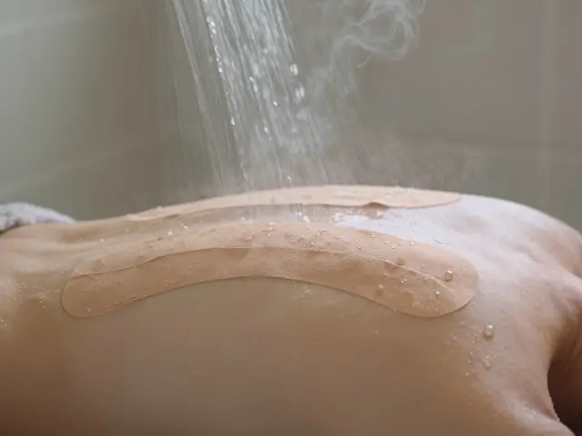Jak se sprchovat s tejpem: praktický návod pro bezpečnou hygienu